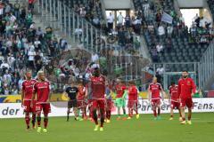 1. Bundesliga - Fußball - Borussia Mönchengladbach - FC Ingolstadt 04 - 2:0 - Spiel ist aus, Ingolstadt verliert, die Mannschaft geht vom Platz, hängende Köpfe, vorne Marcel Tisserand (32, FCI) Darío Lezcano (11, FCI) Roger de Oliveira Bernardo (8, FCI)