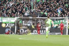 1. Bundesliga - Fußball - VfL Wolfsburg - FC Ingolstadt 04 - Mario Gomez (33 Wolfsburg) trifft zum 3:0, Torwart Örjan Haskjard Nyland (1, FCI) machtlos, #fc36 und links am Boden Roger de Oliveira Bernardo (8, FCI)