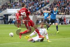 1. Bundesliga - Fußball - TSG 1899 Hoffenheim - FC Ingolstadt 04 - Markus Suttner (29, FCI)  trifft den Ball nicht richtig und schießt Torwart Oliver Baumann (TSG 1) an, Torchance