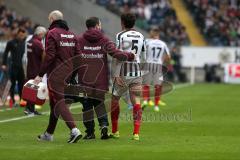 1. Bundesliga - Fußball - Eintracht Frankfurt - FC Ingolstadt 04 - Jesús Vallejo (5 Frankfurt) geht verletzt vom Feld