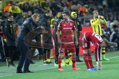 1. Bundesliga - Fußball - Borussia Dortmund - FC Ingolstadt 04 - 1:0 - Cheftrainer Maik Walpurgis (FCI) erklärt Markus Suttner (29, FCI) , Florent Hadergjonaj (33, FCI) dehnt sich