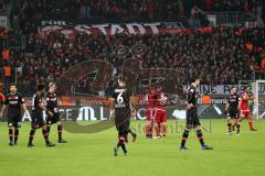 1. Bundesliga - Fußball - Bayer Leverkusen - FC Ingolstadt 04 - Sieg für FCI 1:2, Alfredo Morales (6, FCI)  und Almog Cohen (36, FCI) umarmen sich, Leverkusen lässt die Köpfe hängen