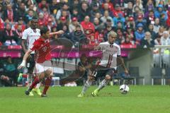 1. Bundesliga - Fußball - FC Bayern - FC Ingolstadt 04 - rechts Darío Lezcano (11, FCI) Xabi Alonso (14 Bayern)