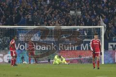 1. Bundesliga - Fußball - FC Schalke 04 - FC Ingolstadt 04 - Tor für Schalke in der Nachspielzeit, 1:0, Enttäuschung bei Ingolstadt, Torwart Martin Hansen (35, FCI) am Boden, links Marvin Matip (34, FCI) Florent Hadergjonaj (33, FCI)  rechts Alfredo Moral