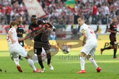 1. Bundesliga - Fußball - 1. FC Köln - FC Ingolstadt 04 - Yuya Osako (13 Köln) und Roger de Oliveira Bernardo (8, FCI), rechts Matthias Lehmann (33 Köln)