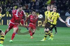 1. Bundesliga - Fußball - Borussia Dortmund - FC Ingolstadt 04 - 1:0 - Schuß auf das Tor, Chance vergeben Alfredo Morales (6, FCI), links Mathew Leckie (7, FCI) Matthias Ginter (BVB 28) rechts