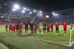 1. Bundesliga - Fußball - FC Augsburg - FC Ingolstadt 04 - Sieg Derby 1:3 FCI feiert mit den Fans Jubel Gesang