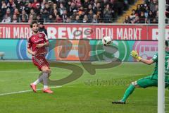 1. Bundesliga - Fußball - Eintracht Frankfurt - FC Ingolstadt 04 - Romain Brégerie (18, FCI) trifft zum 0:1, Torwart Lukas Hradecky (1 Frankfurt) ohne Chance, David Abraham (19 Frankfurt) schaut zu Jubel