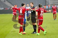 1. BL - Saison 2016/2017 - Hertha BSC - FC Ingolstadt 04 - Alfredo Morales (#6 FCI) mit der Schiedsrichterentscheidung nicht zufrieden - Lezcano Farina,Dario (#37 FCI) - Foto: Meyer Jürgen