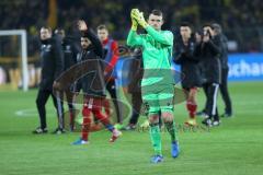 1. Bundesliga - Fußball - Borussia Dortmund - FC Ingolstadt 04 - 1:0 - Spiel ist aus, hängende Köpfe bei Ingolstadt, Torwart Martin Hansen (35, FCI) bedankt sich bei den Fans