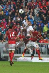 1. Bundesliga - Fußball - FC Bayern - FC Ingolstadt 04 - Lukas Hinterseer (16, FCI) Arturo Vidal (23 Bayern) Kopfballduell