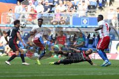 1. Bundesliga - Fußball - Hamburger SV - FC Ingolstadt 04 - Mathew Leckie (7, FCI) Cleber Janderson Pereira Reis (3 HSV) Darío Lezcano (11, FCI) am Boden kickt den Ball weg