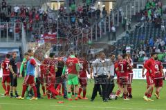 1. Bundesliga - Fußball - Borussia Mönchengladbach - FC Ingolstadt 04 - 2:0 - Das Team nach der Besprechung auf dem Spielfeld, hinten Ingolstadt Fans