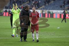 1. Bundesliga - Fußball - Eintracht Frankfurt - FC Ingolstadt 04 - Sieg in Frankfurt 0:2 für Ingolstadt, Jubel mit den Fans nach dem Spiel, Co-Trainer Michael Henke (FCI) und Pascal Groß (10, FCI)