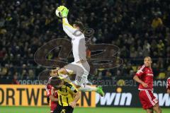 1. Bundesliga - Fußball - Borussia Dortmund - FC Ingolstadt 04 - 1:0 - Torwart Roman Bürki (BVB 38) fängt den Ball und trifft mit dem Knie Darío Lezcano (11, FCI), vorne Sokratis Papastathopoulos (BVB 25) Marcel Tisserand (32, FCI) Lukas Hinterseer (16, F