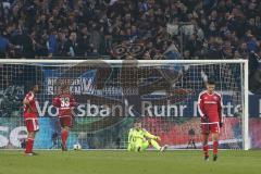 1. Bundesliga - Fußball - FC Schalke 04 - FC Ingolstadt 04 - Tor für Schalke in der Nachspielzeit, 1:0, Enttäuschung bei Ingolstadt, Torwart Martin Hansen (35, FCI) am Boden, links Marvin Matip (34, FCI) Florent Hadergjonaj (33, FCI)  rechts Alfredo Moral