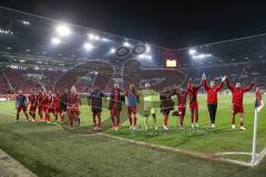 1. Bundesliga - Fußball - FC Augsburg - FC Ingolstadt 04 - Sieg Derby 1:3 FCI feiert mit den Fans Jubel Gesang