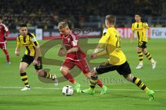1. Bundesliga - Fußball - Borussia Dortmund - FC Ingolstadt 04 - Sonny Kittel (21, FCI) geht zum Tor, links Raphael Guerreiro (BVB 13) Lukasz Piszczek (BVB 26)