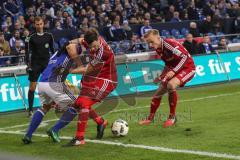 1. Bundesliga - Fußball - FC Schalke 04 - FC Ingolstadt 04 - Zweikampf Sead Kolasinac (6 Schalke) und Pascal Groß (10, FCI) hinten Florent Hadergjonaj (33, FCI)