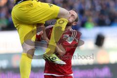 1. Bundesliga - Fußball - SV Darmstadt 98 - FC Ingolstadt 04 - Moritz Hartmann (9, FCI) bekommt das Knie von Torwart Michael Esser (31 Darmstadt 98) ins Gesicht