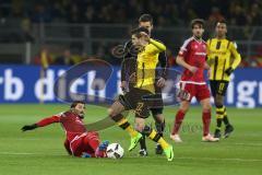 1. Bundesliga - Fußball - Borussia Dortmund - FC Ingolstadt 04 - 1:0 - Torwart Martin Hansen (35, FCI) Christian Pulisic (BVB 22) hinten Romain Brégerie (18, FCI) Pierre-Emerick Aubameyang (BVB 17)