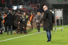 1. Bundesliga - Fußball - Bayer Leverkusen - FC Ingolstadt 04 - Spiel ist aus, Jubel auf dem Feld Vorsitzender des Vorstandes Peter Jackwerth (FCI)  war bei den mitgereisten Fans und hat sich bedankt