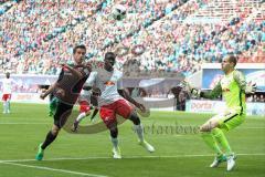 1. Bundesliga - Fußball - RB Leipzig - FC Ingolstadt 04 - Torchance Stefan Lex (14, FCI), Dayotchanculle Oswald Upamecano (17 Leipzig) stört, Torwart Peter Gulacsi (32 Leipzig)