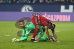 1. Bundesliga - Fußball - FC Schalke 04 - FC Ingolstadt 04 - Zusammenstoß Darío Lezcano (11, FCI) und Torwart Ralf Fährmann (1 Schalke)