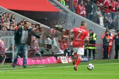 1. Bundesliga - Fußball - FC Bayern - FC Ingolstadt 04 - Cheftrainer Markus Kauczinski (FCI) und rechts Franck Ribery (7 Bayern)