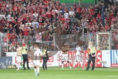 1. Bundesliga - Fußball - SC Freiburg - FC Ingolstadt 04 -  Spiel ist aus, 1:1 Endstand, Ingolstadt 17. Platz, Abstieg, hängende Köpfe,Fans warten auf Verabschiedung Mannschaft Fahnen Jubel Kurve Schal, Marvin Matip (34, FCI) klatscht