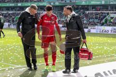 1. Bundesliga - Fußball - VfL Wolfsburg - FC Ingolstadt 04 - Verletzung Mathew Leckie (7, FCI), das medizinische Team auf dem Feld rechts Christian Haser (Physiotherapeut) und links Prof. Dr. med. Tobias Renkawitz (Orthopäde)