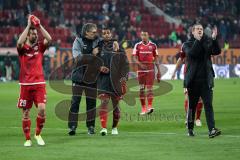 1. Bundesliga - Fußball - FC Augsburg - FC Ingolstadt 04 - Spiel ist aus Sieg 2:3 Team feiert mit den Fans, Markus Suttner (29, FCI)  Co-Trainer Michael Henke (FCI) und Marvin Matip (34, FCI)