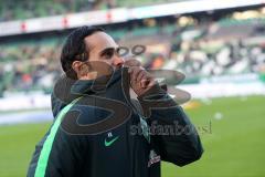 1. Bundesliga - Fußball - Werder Bremen - FC Ingolstadt 04 - Cheftrainer Alexander Nouri (Bremen)zieht sich die Jacke zu