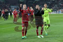 1. Bundesliga - Fußball - FC Augsburg - FC Ingolstadt 04 - Spiel ist aus Sieg 2:3 Team feiert mit den Fans, Florent Hadergjonaj (33, FCI) Pascal Groß (10, FCI) Torwart Martin Hansen (35, FCI)