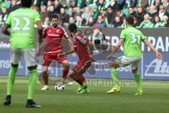 1. Bundesliga - Fußball - VfL Wolfsburg - FC Ingolstadt 04 - Anthony Jung (3, FCI) Darío Lezcano (11, FCI) Robin Knoche (31 Wolfsburg)