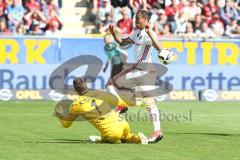 1. Bundesliga - Fußball - SC Freiburg - FC Ingolstadt 04 - im Alleingang auf das Tor Marcel Tisserand (32, FCI) wird von Torwart Schwolow, Alexander (1 Freiburg) gestoppt, Darío Lezcano (11, FCI) trifft zum 1:1 Ausgleich darauf Tor Jubel