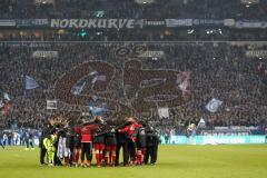 1. Bundesliga - Fußball - FC Schalke 04 - FC Ingolstadt 04 - Niederlage Enttäuschung, Teambesprechung um Cheftrainer Maik Walpurgis (FCI) auf dem Spielfeld, Nordkurve