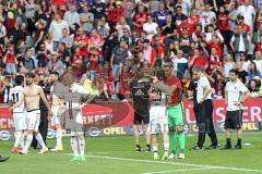 1. Bundesliga - Fußball - SC Freiburg - FC Ingolstadt 04 -  Spiel ist aus, 1:1 Endstand, Ingolstadt 17. Platz, Abstieg, hängende Köpfe,Fans warten auf Verabschiedung Mannschaft Fahnen Jubel Kurve Schal, Mannschaft vor den Fans, Torwart Örjan Haskjard Nyla