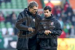 1. Bundesliga - Fußball - Werder Bremen - FC Ingolstadt 04 - Co-Trainer Michael Henke (FCI) und Co-Trainer Ovid Hajou (FCI) gehen in die Kabine