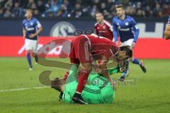 1. Bundesliga - Fußball - FC Schalke 04 - FC Ingolstadt 04 - Zusammenstoß Darío Lezcano (11, FCI) und Torwart Ralf Fährmann (1 Schalke)