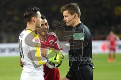1. Bundesliga - Fußball - Borussia Dortmund - FC Ingolstadt 04 - 1:0 - Unterhaltung Darío Lezcano (11, FCI) und Torwart Roman Bürki (BVB 38) mit Schiedsrichter