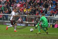 1. Bundesliga - Fußball - FC Bayern - FC Ingolstadt 04 - Torchance für Stefan Lex (14, FCI) wird von Torwart Manuel Neuer (1 Bayern) gestoppt