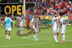 1. Bundesliga - Fußball - SC Freiburg - FC Ingolstadt 04 - Spiel ist aus, 1:1 Endstand, Ingolstadt 17. Platz, Abstieg, hängende Köpfe, Roger de Oliveira Bernardo (8, FCI) Sonny Kittel (21, FCI) Alfredo Morales (6, FCI)  Anthony Jung (3, FCI) Darío Lezcano