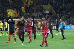 1. Bundesliga - Fußball - Borussia Dortmund - FC Ingolstadt 04 - 1:0 - Spiel ist aus, hängende Köpfe bei Ingolstadt, Marvin Matip (34, FCI) Florent Hadergjonaj (33, FCI) Torwart Örjan Haskjard Nyland (1, FCI) Alfredo Morales (6, FCI)  bedanken sich bei de