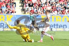 1. Bundesliga - Fußball - SC Freiburg - FC Ingolstadt 04 - im Alleingang auf das Tor Marcel Tisserand (32, FCI) wird von Torwart Schwolow, Alexander (1 Freiburg) gestoppt, Darío Lezcano (11, FCI) trifft zum 1:1 Ausgleich darauf Tor Jubel