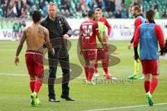 1. Bundesliga - Fußball - VfL Wolfsburg - FC Ingolstadt 04 - Spiel ist aus 3:0 Niederlage für den FCI, Cheftrainer Maik Walpurgis (FCI) bedankt sich bei Darío Lezcano (11, FCI) der sein Trikot den Fans gab