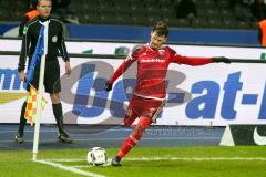 1. BL - Saison 2016/2017 - Hertha BSC - FC Ingolstadt 04 - Pascal Groß (#10 FCI) beim Eckstoss - Foto: Meyer Jürgen