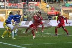 1. Bundesliga - Fußball - SV Darmstadt 98 - FC Ingolstadt 04 - Leon Guwara (2 Darmstadt 98)   rettet Ball vor Mathew Leckie (7, FCI)