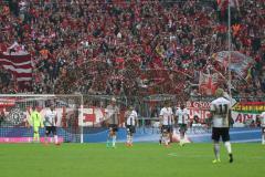 1. Bundesliga - Fußball - FC Bayern - FC Ingolstadt 04 - Tor gegen Ingolstadt, hängende Köpfe Marvin Matip (34, FCI) Tobias Levels (28, FCI) Torwart Örjan Haskjard Nyland (1, FCI)