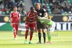 1. Bundesliga - Fußball - VfL Wolfsburg - FC Ingolstadt 04 - Roger de Oliveira Bernardo (8, FCI) entschuldigt sich bei Vieirinha (8 Wolfsburg)